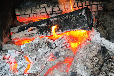 ateş, kömür, küller, Sıcak, şömine, kırmızı, kehribar, ahşap, ısı - sıcaklık, alev, yanan, parıltılı, sanayi, erimiş, ateş - doğal fenomen, turuncu renk, insansız, doğa, yakacak odun, kütük, hareket, ahşap malzeme, kapatmak, açık havada, yüksek açılı görünüş, gün, uzun pozlama, bulanık hareket, şenlik ateşi, 4K, CC0, kamu malı, telif ücretsiz