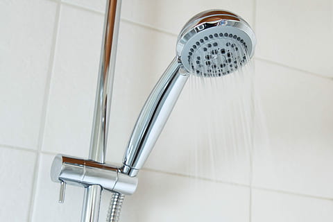 krom brusehoved, vand, krom, brusehoved, bad, badeværelse, lyse, ren, kold, fedt nok, dråber, flyde, hoved, hed, væske, metal, bevægelse, løb, skinnende, bruser, spray, våd, hjemlige værelse, bolig badeværelse, indendørs, hygiejne, hjem, flise, gulve, vandhane, ingen mennesker, husholdnings køkken, husholdningsudstyr, køkken, håndvask, hjem interiør, sølvfarvet, løbende vand, renhed, flisebelagt gulv, stål, 2K