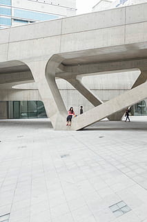 kvinde, sidder, grå, beton, formation, dagtimerne, person, fortov, bygning, arkitektur, struktur, hvid, by, bygget struktur, rigtige mennesker, bygning udvendig, livsstil, Kvinder, dag, mennesker, herrer, gruppe af mennesker, voksen, tilfældige mennesker, gå, fritidsaktivitet, sti, udendørs, forbindelse, bro, gulve, flisebelagt gulv, arkitektoniske kolonne, kontorbygning udvendig, brosten, 4K, CC0, offentligt domæne, royaltyfrie