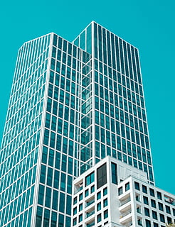 lavvinkelfotografering, hvit, innrammet, gardin veggbygning, blå, himmel, dagtid, arkitektur, bygning, infrastruktur, skyskraper, tårn, bygget struktur, bygge eksteriør, lav vinkel visning, kontorbygning eksteriør, moderne, by, kontor, klar himmel, dag, ingen folk, natur, vindu, glass - materiale, sollys, høy - høy, turkisfarget, 4K, CC0, offentlig domene, opphavsrett gratis