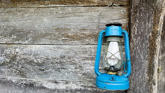 blu, lampada a cherosene, sospeso, parete, di legno, Casa, legno - materiale, vecchio, vecchio stile, nessuno, avvicinamento, caratteristica della parete, giorno, struttura costruita, metallo, architettura, strutturato, all'aperto, intemperie, esterno dell'edificio, attrezzatura per l'illuminazione, corri giù, natura morta, danneggiato, lampada elettrica, 5K, CC0, dominio pubblico, privo di copyright