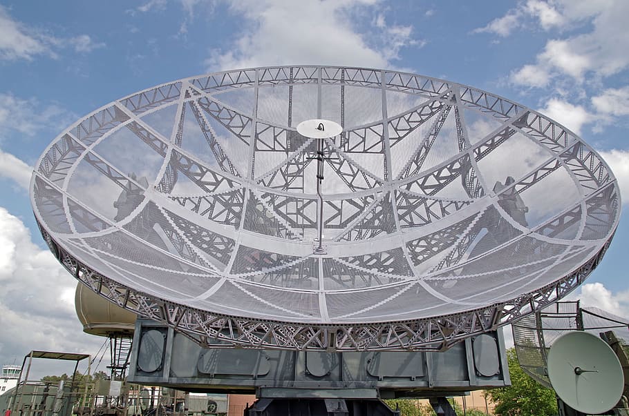 antena, radar, satèl·lit, sense fils, antena de ràdio, enviar, ràdio, lliurament, rebut, onada, estació terrestre, transmissor, recepció, cel, núvol - cel, vista d’angle baix, estructura construïda, comunicació, dia, arquitectura, cap gent, antena parabòlica, naturalesa, tecnologia, forma, a l'aire lliure, cercle, forma geomètrica, comunicacions globals, esfera, connexió, disseny, 4K