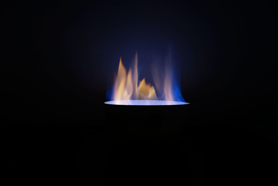fiamma, blu, battito, ardente, fuoco, calore - temperatura, fuoco - fenomeno naturale, sfondo nero, illuminato, in casa, girato in studio, copia spazio, natura, avvicinamento, nessuno, buio, raggiante, singolo oggetto, colore nero, stanza domestica, stufa, 4K