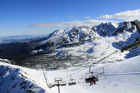 la neve, inverno, montagna, freddo, ghiaccio, nevoso, temperatura fredda, catena montuosa, scenics - natura, bellezza nella natura, montagna innevata, ambiente, natura, paesaggio, attività di svago, funivia, Colore bianco, vacanze, avventura, cielo, scena tranquilla, giorno, all'aperto, settimana bianca, 4K, CC0, dominio pubblico, privo di copyright