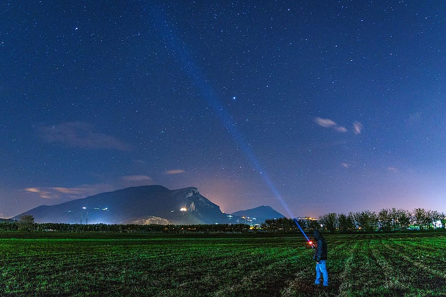 mand, stående, græsfelt, leder, himmel, person, iført, sort, hættetrøje, bedrift, lommelygte, hen imod, skyer, nat tid, fakkel, stjerne, landskab, græs, bjerg, nightscape, natur, blå, grøn, nat, træ, lys, klippe, stjerne - rum, astronomi, plads, Mark, scenics - natur, galakse, jord, skønhed i naturen, miljø, rolig scene, ro, stjerne felt, videnskab, en person, udendørs, rum og astronomi, Mælkevejen, 5K