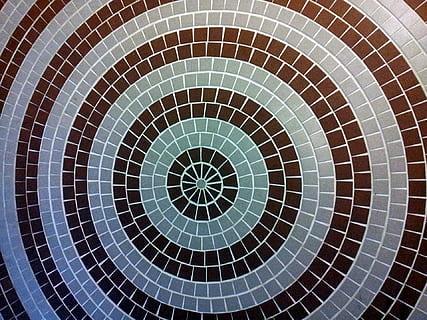 koncentryczny okrąg mozaiki ściany, biały, czarny, wzór, tekstura, sygnał, tło, kształt geometryczny, kształt, okrąg, pełna ramka, tła, żadnych ludzi, projekt, architektura, zbudowana struktura, niski kąt widzenia, bezpośrednio poniżej, wewnątrz, sufit, dzień, światło słoneczne, posadzka, powtórzenie, cecha architektoniczna, koncentryczny, 1080P, CC0, domena publiczna, darmowe zdjęcia