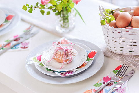 muffin, hvit, keramisk, tallerken, vase, egg, kurver, bord, oppsett, bestikk, serviett, restaurant, cupcake, sukker, mat, dekorasjon, gourmet, feiring, måltid, middag, servise, mat og Drikke, friskhet, søt mat, spise sunt, kurv, søt, klar til å spise, frukt, ingen folk, container, innendørs, anlegg, velvære, dessert, stilleben, overbærenhet, matbit, 4K, CC0, offentlig domene, opphavsrett gratis