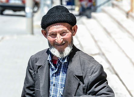 gammel mand, tanker, gammel, terry, mand, Kalkun, gade, gå, forladt, ensomhed, glad gammel mand, glad mand, bæver, skægget gammelt, bedstefar, skullcaps mand, hat mand, liggende, fredelig, smilende, bruised man, baret, kalot, hat, gamle bedstefar, håbefuld, fuld af kærlighed, kærlighed, fred, skønhed, senior voksen, senior mænd, kun en mand, kun en senior mand, kun mænd, en person, skæg, ansigtshår, hanner, tøj, forfra, portræt, herrer, rigtige mennesker, voksen, livsstil, kigger på kameraet, fokus på forgrunden, taljen op, dag, stående, varme tøj, modne mænd, 4K, CC0, offentligt domæne, royaltyfrie