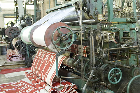 gris, negre, teixit, màquina, fàbrica, tèxtil, fabricació, indústria, fil, industrial, fibra, teixir, roba, treballar, producció, disseny, tecnologia, equipament, deformació, planta, tradicional, maquinària, metall, dia, cap gent, tub de tub, part de la màquina, a l'aire lliure, arquitectura, vell, tren, manera de transport, control, motor, estructura construïda, tren - vehicle, vàlvula de màquina, Font d'alimentació, 4K, CC0, domini públic, lliure de regalies