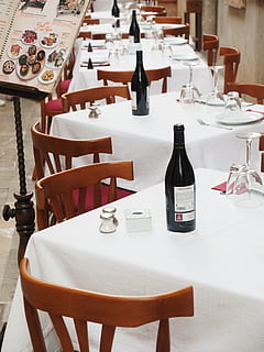 restaurant, gastronomia, vi, taula, cobert, nobel, elegant, menjar, gourmet, taules de menjador, cadires, sopar, tovalló, elegància, cadira, coberts, estovalles, decoració, copa, placa, cafeteria, cap gent, seient, a l'interior, mobles, menjar i beguda, ampolla, absència, negocis, natura morta, configuració, beure, buit, material de fusta, centrar-se en primer pla, contenidor, refresc, vidre, luxe, 4K, CC0, domini públic, lliure de regalies