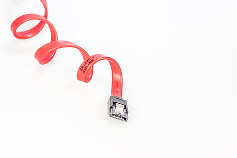 cable recubierto de rojo, cable, sata, s-ata, separar, computadora, rojo, conexión, ordenador personal, macro, línea, Datailaufnahme, hardware, accesorios, edp, periphaerie, procesamiento de datos, eso, enchufe, negro, cable de conexión, cable plano, conexión sata, foto de estudio, Fondo blanco, nadie, solo objeto, adentro, hora, copia espacio, amor, el color blanco, emoción positiva, forma de corazón, emoción, Moda, reloj, celebracion, de cerca, tecnología, 4K, CC0, dominio público, libre de derechos