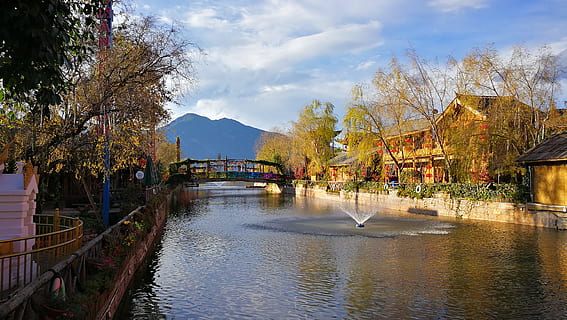 aigües, arbre, naturalesa, riu, reflexió, a l'aire lliure, turisme, llac, cel blau, paisatge, parc, pont, tardor, fusta, cel, tardor daurat, esprai, gra de fusta, aigua, arquitectura, núvol - cel, estructura construïda, planta, exterior de l'edifici, ciutat, muntanya, destinacions de viatge, vaixell nàutic, transport, pont - estructura feta per l'home, edifici, cap gent, 4K, CC0, domini públic, lliure de regalies