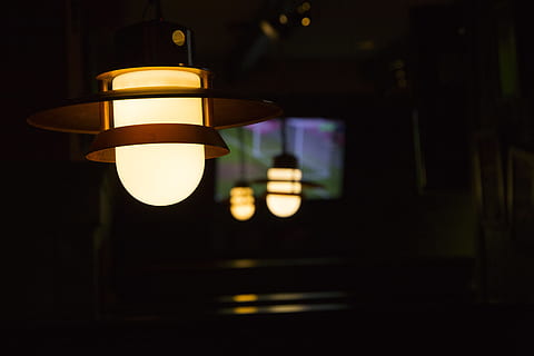 latarnia, światło, oświetlenie, lampa, hotspot, światła, oświetlony, sprzęt oświetleniowy, noc, lampa elektryczna, żadnych ludzi, żarówka, Elektryczność, ciemny, rozjarzony, światło - zjawisko naturalne, światło elektryczne, wiszące, skupić się na pierwszym planie, wewnątrz, ulica, żółty, zbliżenie, życie nocne, sufit, 5K, CC0, domena publiczna, darmowe zdjęcia