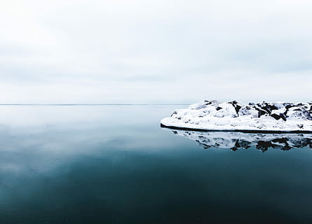 sort, rock formation, dækket, sne, ved siden af, berolige, legeme, vand, hvid, afspejling, kold, is, fred, ocean, hav, ø, gletscher, isolation, rolige, himmel, ro, scenics - natur, rolig scene, skønhed i naturen, sky - himmel, kold temperatur, natur, ingen mennesker, dag, horisont, horisont over vand, vinter, miljø, udendørs, flyder på vandet, 1080P, CC0, offentligt domæne, royaltyfrie