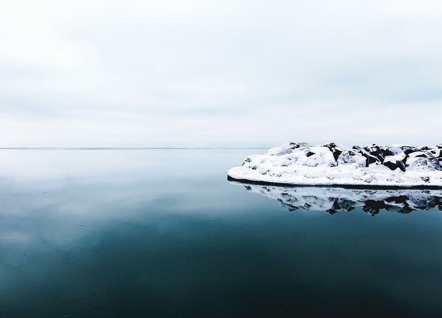 sort, rock formation, dækket, sne, ved siden af, berolige, legeme, vand, hvid, afspejling, kold, is, fred, ocean, hav, ø, gletscher, isolation, rolige, himmel, ro, scenics - natur, rolig scene, skønhed i naturen, sky - himmel, kold temperatur, natur, ingen mennesker, dag, horisont, horisont over vand, vinter, miljø, udendørs, flyder på vandet, 1080P