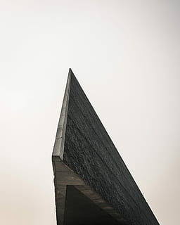 arquitectònic, fotografia, edifici, marró, fusta, sostre, blanc, cel, punt, mínim, arquitectura, vora, estructura construïda, vista d’angle baix, cap gent, cel clar, naturalesa, dia, exterior de l'edifici, còpia espai, a l'aire lliure, material de fusta, forma de triangle, ciutat, gris, concret, tallar, forma, angle, 2K, CC0, domini públic, lliure de regalies