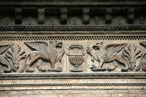 lähikuva, kuva, sphinx-veistos, friisi, arkkitehtuuri, lineaarinen, vaakasuora, tyylielementti, ornamentti, muovi-, friisit, leijona, pegasus, kuori, palatsissa, Italia, historia, matkakohteet, rakennuksen ulkoa, päivä, ulkona, taide ja käsityö, edustus, rakennettu rakenne, veistos, ihmisen edustus, alus, menneisyys, ei ihmisiä, miesten samankaltaisuus, patsas, veistos - käsityötuote, matala kulma, luovuus, rakennus, koristeellinen, arkkitehtuuri ja taide, 5K, CC0, public domain, rojaltivapaa