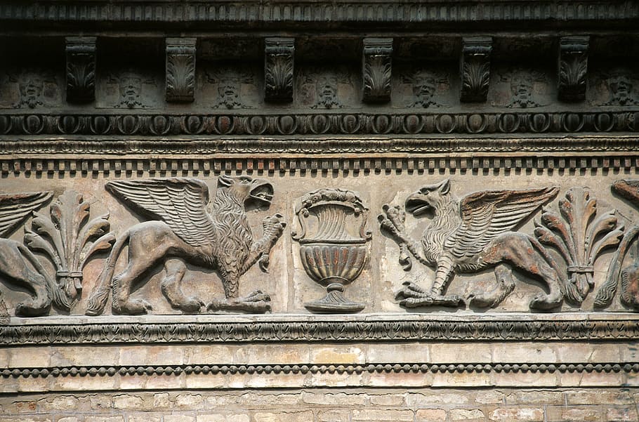 detailní, fotografie, sfinga socha, vlys, architektura, lineární, horizontální, styl prvek, ornament, plastický, hranolky, lev, pegasus, shell, Palazzo, Itálie, Dějiny, destinace, exteriér budovy, den, venku, umění a řemesla, zastoupení, stavba, sochařství, lidské zastoupení, řemeslo, minulost, nikdo, mužská podobnost, socha, řezbářství - řemeslný výrobek, nízký úhel pohledu, tvořivost, budova, vyšperkovaný, řezba, architektura a umění, 5K