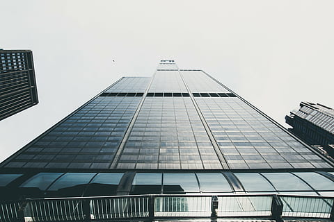 Basso, fotografia ad angolo, rispecchiato, grattacielo, costruzione, vermi, occhio, vista, architettura, infrastruttura, cielo, Torre, moderno, città, esterno dell'edificio, edificio per uffici esterno, distretto del centro, struttura costruita, vita di città, paesaggio urbano, Inquadratura dal basso, ufficio, alto - alto, vetro - materiale, finestra, nessuno, natura, cielo sereno, attività commerciale, giorno, all'aperto, distretto finanziario, 5K, CC0, dominio pubblico, privo di copyright