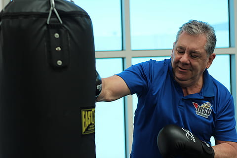stansa, boxning, gammal man, en person, män, frontvy, inomhus, vuxen, enhetlig, mogen vuxen, text, transport, hanar, från midjan och uppåt, senior vuxen, Kläder, kommunikation, stående, flygplats, mogna män, riktiga människor, huvudskott, regering, 5K, CC0, offentligt domän, royaltyfria