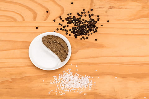 sale, grani di pepe, Marrone, di legno, superficie, Pepe, Spezia, stagionatura, cucinando, cucina, preparazione, ricetta, condimento, ingrediente, yin e yang, gusto, tavola, cibo e bevande, cibo, legno - materiale, in casa, freschezza, granello di pepe nero, seme, direttamente sopra, vista dall'alto, tavolo, nessuno, natura morta, utensile da cucina, girato in studio, terra - culinaria, avvicinamento, erba, 5K, CC0, dominio pubblico, privo di copyright