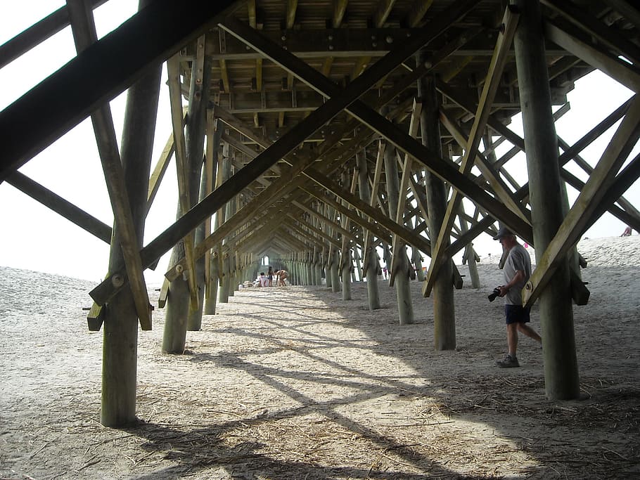 infrastruttura, molo, architettura, costa, acqua, mare, vista, porto, estate, bacino, costruzione, oceano, vecchio, marittimo, verticale, supporto, struttura, sabbia, conchiglie, telaio, Materiale, design, distanza, di legno, struttura costruita, ombra, luce del sole, giorno, colonna architettonica, natura, prospettiva decrescente, la strada davanti, ponte, direzione, persone accessorie, persone reali, ponte - struttura fatta dall'uomo, all'aperto, terra, sentiero, connessione, di fila, mezzi di trasporto, sotto, 2K