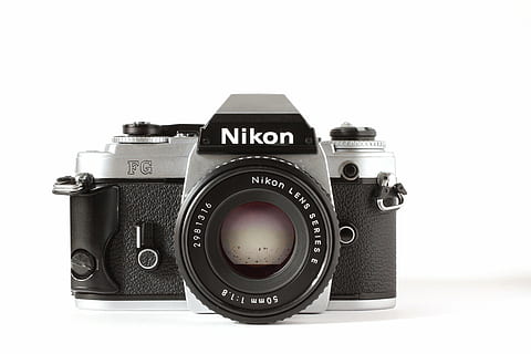 nikon, analògic, càmera, càmera antiga, fotografia, vintage, lent, retro, pel·lícula, hipster, càmera de fotos, vell, càmera analògica, nostàlgia, foto, equip fotogràfic, fotògraf, aspecte retro, nikkor, lent de la càmera, viatjar, utilitzat, marca, estiu, càmera slr, vacances d'estiu, tancar, càmera digital, macro, càmera - equip fotogràfic, equipament, tecnologia, sol objecte, temes de fotografia, estil retro, lent - instrument òptic, passat de moda, tir de l'estudi, tallar, a l'interior, fons blanc, cap gent, primer pla, text, natura morta, lent - ull, modern, antiguitat, 5K, CC0, domini públic, lliure de regalies