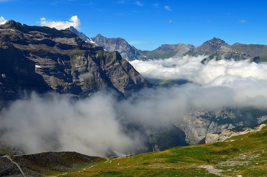 grå, stenet, bjerg, omgivet, skyer, bjerge, landskab, alpine, outlook, klippe, eng, Schweiz, bjergkæde, scenics, natur, rolig scene, ro, udendørs, ingen mennesker, dag, miljø, jord, skønhed i naturen, tåge, himmel, scenics - natur, rock-objekt, rejse, sky - himmel, solid, rejsemål, bjergtop, turisme, fyrretræ, nåletræ, 4K