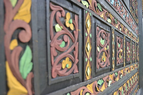 parets, patrons, dissenys, retro, simètric, simetria, formes, superfícies, vintage, arquitectura, edificis, exterior, artístic, floral, decoratiu, estructures, pis, fusta, cap gent, art i artesania, primer pla, centrar-se en primer pla, seguretat, dia, graffiti, patró, creativitat, protecció, metall, multicolor, artesania, representació humana, porta, a l'aire lliure, enfocament selectiu, tancat, ornamentat, 4K, CC0, domini públic, lliure de regalies