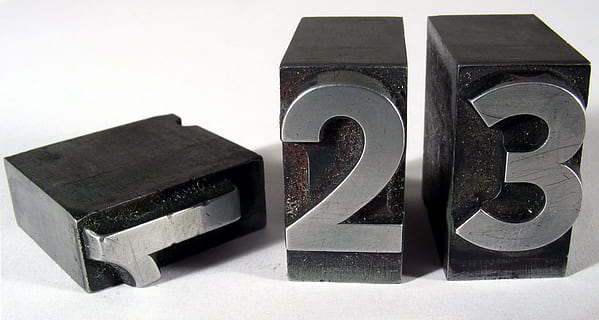 1, 2,, 3 Nummernblöcke, Ziffern, Zahlen, 123, 1, 2, 3, Serie, Nummer, ein, zwei, drei, führen, Bleisatz, Typoskript, Buchdruck, Text, Alphabet, Studioaufnahme, drinnen, Nahansicht, keine Leute, Stillleben, weißer Hintergrund, schwarze Farbe, Metall, Gruppe von Objekten, Kommunikation, weiße Farbe, Holz - Material, Stapel, ausgeschnitten, alt, Bildung, 1080P, CC0, gemeinfrei, lizenzfrei