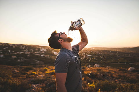 lapso de tiempo de fotografia, hombre bebiendo agua, hombre, bebida, agua, tiempo de día, chico, botella de agua, sediento, barba, lentes, gente, sol, puesta de sol, camiseta, al aire libre, excursionismo, Solo mujeres, Sólo para adultos, adulto medio, adulto, solo una mujer, en pie, una persona, actividad de ocio, adulto joven, cielo, naturaleza, ropa casual, estilos de vida, luz del sol, participación, cintura para arriba, gente real, vista lateral, hombres, belleza en la naturaleza, 5K, CC0, dominio público, libre de derechos
