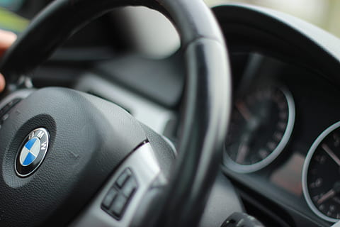 zaostřovací fotografie, bmw řídicího panelu, auto, bmw, 320i, 320, e91, sada 3, pkw, odváží se, vnitřní pohled, kokpitu, Řidič, vozidlo, automobilového průmyslu, osobní automobily, klasický, technologie, zblízka, mechanika, speedo, Rychlost, bavaria, motor, továrna, volant, bílý, interiér vozu, motorové vozidlo, způsob dopravy, přístrojová deska, interiér vozidla, rychloměr, řadicí páka, detail, přeprava, kontrolní panel, řízení, pozemního vozidla, cestovat, bezpečnost, sdělení, uvnitř, luxus, kolo, 5K, CC0, veřejná doména, bez autorských práv