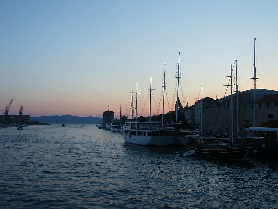 posta de sol, adria, mar, vaixell nàutic, aigua, port, cap gent, amarrat, cel, transport, manera de transport, davant del mar, veler, cel clar, pol, màstil, naturalesa, tranquil·litat, còpia espai, bellesa a la natura, a l'aire lliure, marina, iot, indústria pesquera, 1080P