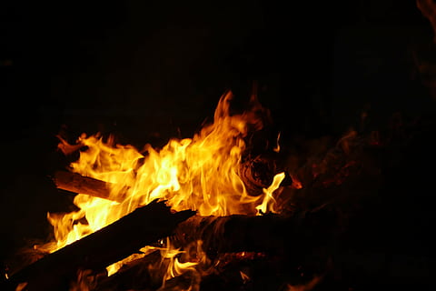 api, malam, gelap, hitam, membakar, kegelapan, suasana hati, cahaya, api unggun, pembakaran, api - fenomena alam, suhu panas, gerakan, alam, gerakan kabur, tidak ada orang, bahan kayu, kuning, di luar rumah, warna oranye, log, kayu, berkemah, paparan panjang, latar belakang hitam, neraka, 4K, CC0, domain publik, bebas royalti