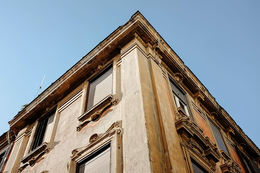 baix, vista d'angle, marró, edifici, cuc, vista d'ulls, durant el dia, arquitectura, cel, finestra, cantonada, exterior, agut, residencial, ciutat, Itàlia, Roma, façana, cultura, paret, sostre, exterior de l'edifici, estructura construïda, vista d’angle baix, naturalesa, cel clar, cap gent, dia, història, el passat, blau, a l'aire lliure, barri residencial, vell, viatjar, apartament, 4K