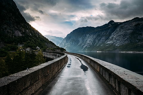 calma, tempesta, pont de formigó marró, paret, carretera, bassal, aigua, mar, llac, muntanya, roques, arbre, bosc, reflexió, ringedalsvatnet, encara, pluja, cel, bellesa a la natura, Serra, escenics - natura, medi ambient, núvol - cel, naturalesa, tranquil·litat, paisatge, cap gent, escena tranquil·la, direcció, el camí a seguir, cim de muntanya, 4K, CC0, domini públic, lliure de regalies