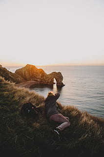 herba, borrós, Costa, mar, aigua, sortida del sol, penya-segat, roques, vista, gent, home, paio, bossa, a l'aire lliure, viatjar, cel, cel clar, bellesa a la natura, còpia espai, horitzó sobre l’aigua, animals domèstics, naturalesa, escenics - natura, nacional, terra, una persona, mamífer, persones reals, mascotes, horitzó, escena tranquil·la, tranquil·litat, 2K, CC0, domini públic, lliure de regalies