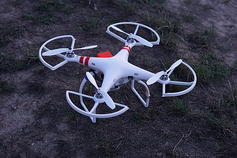 dji, Phantom, Standard, Boden, Drohne, Quadcopter, Hubschrauber, Feld, Landwirtschaft, Kitz, Suche, fliegen, dom, Spielzeuge, Spaß, Höhe, Flug, Luft, in dem, Mais, Weizen, Wolken, Dämmerung, Actioncam, Action-Kamera, Foto, Fotografie, Video, Propeller, Drohnen, basteln, Bastler, Freizeit, Hobby, Modell-, Modellflugzeug, Modell Spielzeug, Innovation, Trend, keine Leute, Tag, Transport, Luftfahrzeug, Transportmittel, Flugzeug, weiße Farbe, Natur, High Angle View, draußen, Landfahrzeug, Technologie, einzelnes Objekt, Sicherheit, Fokus auf den Vordergrund, Fahrrad, stationär, 5K, CC0, gemeinfrei, lizenzfrei