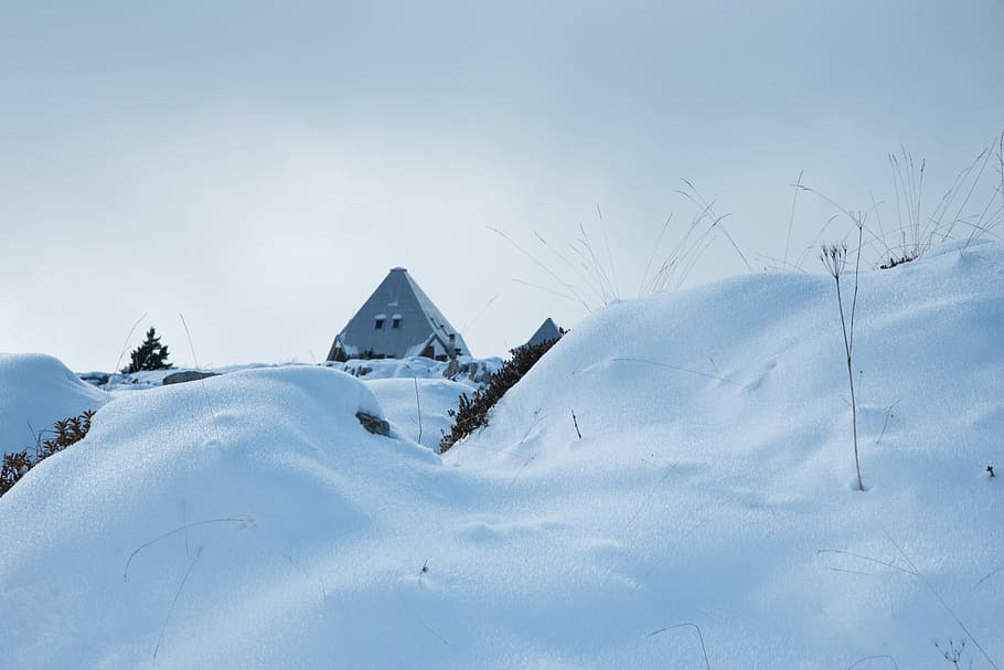 grigio, Casa, coperto, nevi, la neve, costruzione, architettura, erba, albero, inverno, temperatura fredda, scenics - natura, bellezza nella natura, paesaggio, ambiente, la tranquillità, scena tranquilla, cielo, natura, scena non urbana, montagna, nessuno, Colore bianco, giorno, terra, blu, all'aperto, montagna innevata, 5K