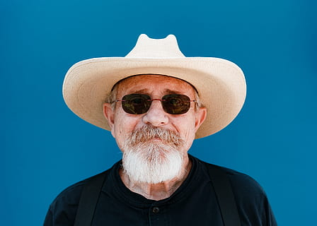 home, de peu, blau, paret, persona, presa, foto selfie, aviador, estil, ulleres de sol, negre, coll rodó, samarreta, homes, adult gran, gent, homes majors, barret, una persona, retrat, Cabells grisos, ètnia caucàsica, mascles, adult madur, adult, jubilació, rostre humà, barba, mirant la càmera, a l'aire lliure, només un home gran, bigoti, somrient, tirada al cap, un sol home, humor, pèl facial, vista frontal, roba, tir de l'estudi, fons de colors, estils de vida, fons blau, 4K, CC0, domini públic, lliure de regalies