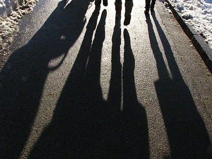 sombras, corrida, pegadas, tarde, caminhar, trilha, exterior, caminho, sombra, luz solar, natureza, pessoas reais, grupo de pessoas, Concentre-se na sombra, visão de alto ângulo, estilos de vida, dia, pessoa irreconhecível, rua, união, homens, cidade, pessoas, de pé, ao ar livre, longa sombra - sombra, atividade de lazer, padronizar, 2K, CC0, domínio público, royalty free