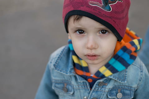 Kleinkind, Blau, Jeans-Knopfleiste, oben, Kind, Gesicht, Hut, Kindheit, Porträt, jung, nur für Kinder, Helm, nur ein Junge, eine Person, Kopfschuss, Vorderansicht, Kamera betrachten, Nachwuchs, Männer, Jungs, Kleidung, ernst, Unschuld, Nahansicht, Betrachtung, 5K, CC0, gemeinfrei, lizenzfrei