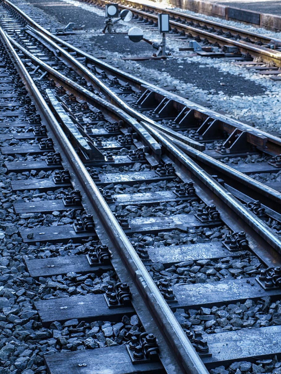 tren, tecnologia, ferrocarril, semblant, pista, vies del ferrocarril, grava, suau, vincles de ferrocarril, llindar, temperatura de fred, transport per ferrocarril, hivern, transport, neu, metall, dia, cap gent, direcció, vista d’angle alt, naturalesa, el camí a seguir, manera de transport, connexió, transport públic, a l'aire lliure, arquitectura, 2K