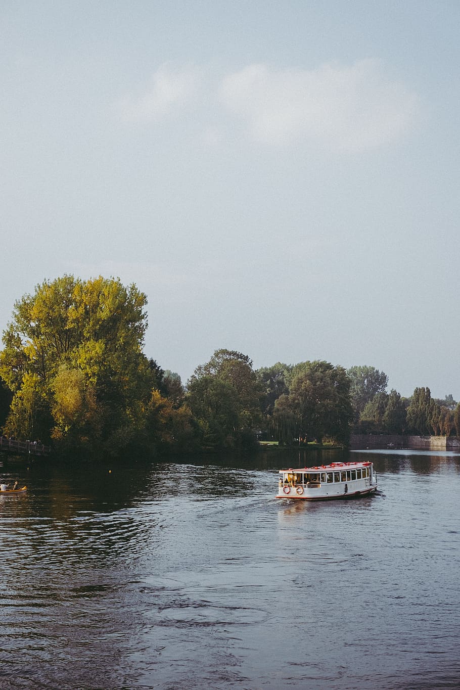 Wassertaxi, Landschaft, Natur, Fluss, Baum, Wasser, Wasserfahrzeug, See, draußen, Reise, Tag, Transport, Transportmittel, Pflanze, Himmel, Ufergegend, Schönheit in der Natur, Segeln, Szenen - Natur, Ruhe, Nicht-städtische Szene, keine Leute, Passagierfahrzeuge, 4K