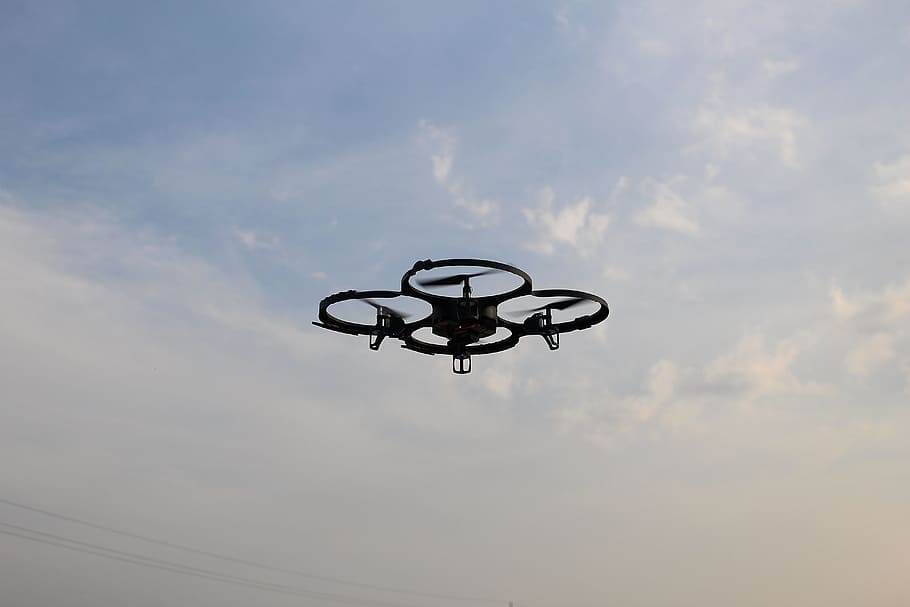 quadcopter, avió, quadcopter, avions, controlat remotament, volant, cel, vehicle aeri, transport, hèlix, tecnologia, aire, bàsquet - esport, cap gent, cèrcol de bàsquet, núvol - cel, dia, vista d’angle baix, esport, naturalesa, a l'aire, a l'aire lliure, activitat d'oci, posta de sol, pilota, silueta, xarxa - equipament esportiu, arquitectura, diversió, 5K