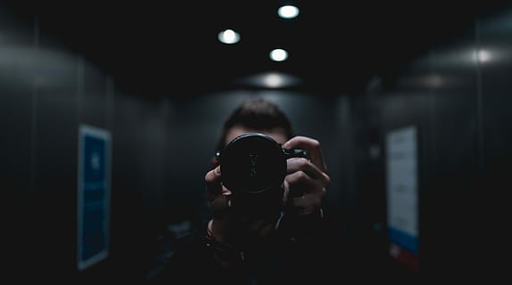 zrcadlo selfie, muž, mluvící, fotografie, uvnitř, pokoj, místnost, Fotoaparát, odraz, zrcadlo, výtah, Černá, technologie, jedna osoba, dospělý, hospodářství, portrét, střela do hlavy, fotografická témata, fotoaparát - fotografické vybavení, aktivita, focení, temný, střední dospělý, mladého dospělého, čelní pohled, sdělení, oblečení, muži, fotograf, digitální fotoaparát, 8K, CC0, veřejná doména, bez autorských práv