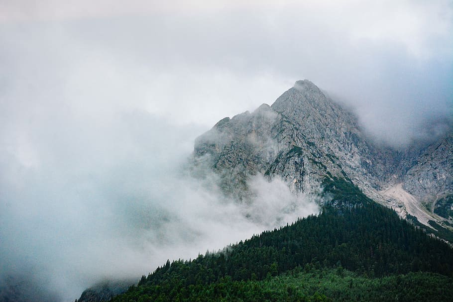 snow cap mountain, omgivet, hvid, skyer, sky-dækket bjerg, bjerg, klipper, træer, tåge, skønhed i naturen, sky - himmel, scenics - natur, natur, miljø, røg - fysisk struktur, geologi, ikke-urbane scene, rolig scene, ingen mennesker, fysisk geografi, dag, jord, landskab, himmel, vulkan, ro, vulkansk krater, udendørs, magt i naturen, bjergtop, 5K