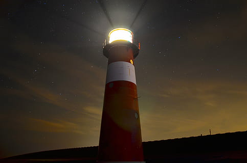 faro, ore notturne, Basso, fotografia ad angolo, avvertimento, Pericolo, notte, buio, navigazione, costa, Torre, marittimo, tramonto, crepuscolo, fascio, sicurezza, guida, nuvola - cielo, protezione, cielo, illuminato, Inquadratura dal basso, architettura, natura, nessuno, struttura costruita, direzione, esterno dell'edificio, all'aperto, alto - alto, industria, 4K, CC0, dominio pubblico, privo di copyright