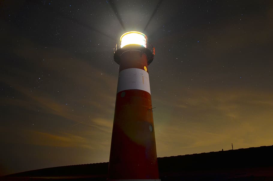 faro, ore notturne, Basso, fotografia ad angolo, avvertimento, Pericolo, notte, buio, navigazione, costa, Torre, marittimo, tramonto, crepuscolo, fascio, sicurezza, guida, nuvola - cielo, protezione, cielo, illuminato, Inquadratura dal basso, architettura, natura, nessuno, struttura costruita, direzione, esterno dell'edificio, all'aperto, alto - alto, industria, 4K
