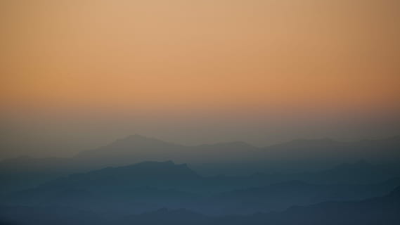 Antenne, Fotografie, Nebelberg, Luftaufnahmen, Wolken, Sonnenuntergang, Landschaft, Berg, Nebel, Schönheit in der Natur, Szenen - Natur, Ruhe, ruhige Szene, Himmel, Umgebung, idyllisch, keine Leute, Gebirge, Silhouette, orange Farbe, Natur, Nicht-städtische Szene, majestätisch, Sonne, dunstig, draußen, Gipfel, 5K, CC0, gemeinfrei, lizenzfrei